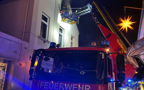 FW-DT: Dichter Rauch dringt aus Fenster - Zwei Personen gerettet - Foto: presseportal.de