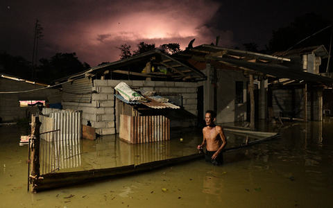 Im November sorgten Taifune vor allem auf den Philippinen für heftige Überschwemmungen. (Archivbild) - Foto: Noel Celis/AP/dpa