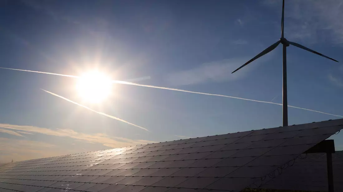 Viele Unternehmen wollen in erneuerbare Energien investieren (Symbolbild) - Bild: Karl-Josef Hildenbrand/dpa