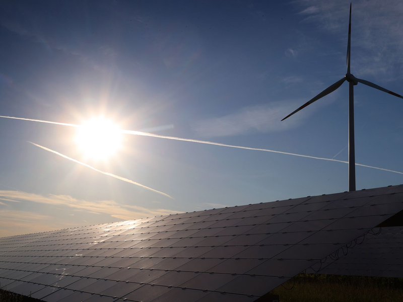 Viele Unternehmen wollen in erneuerbare Energien investieren (Symbolbild) - Foto: Karl-Josef Hildenbrand/dpa