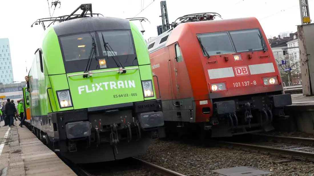 Die Deutsche Bahn und Flixtrain landen in dem Ranking auf Platz 16 beziehungsweise 20. (Archivbild) - Bild: Christian Charisius/dpa