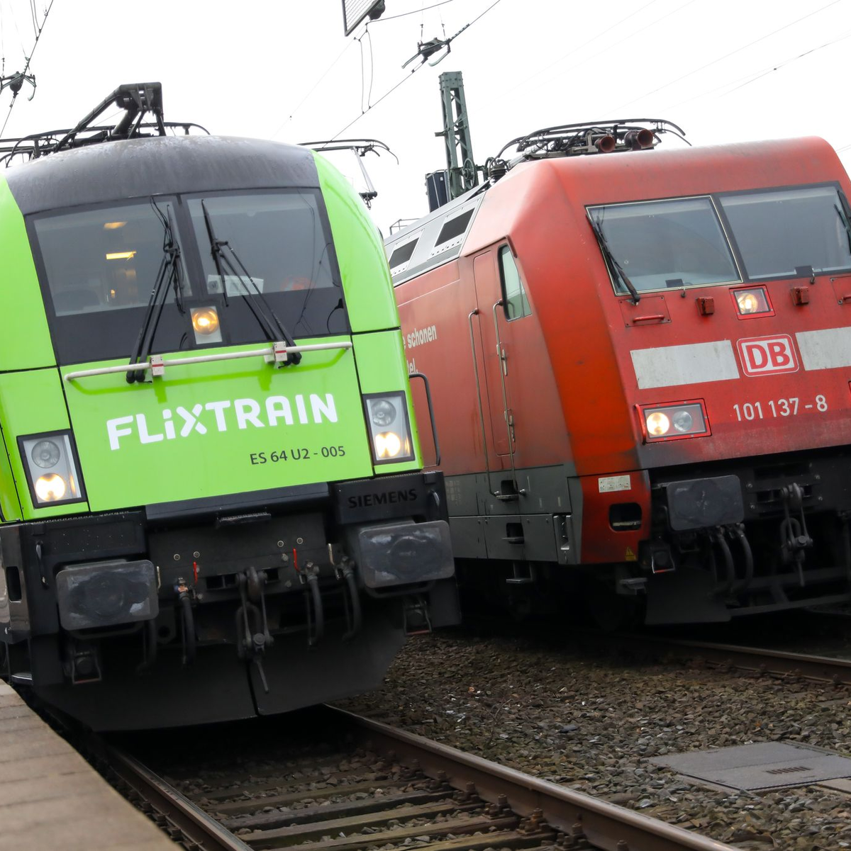 So fing alles an: Flix-Mitgründer André Schwämmlein 2018 vor der Premierenfahrt des Flixtrain-Fernzuges. (Archivbild) - Foto: Christian Charisius/dpa