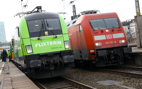 Die Deutsche Bahn und Flixtrain landen in dem Ranking auf Platz 16 beziehungsweise 20. (Archivbild) - Foto: Christian Charisius/dpa