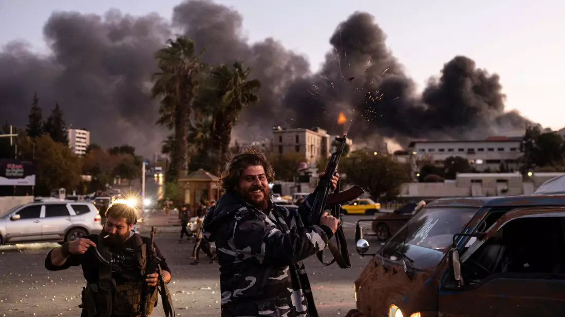 In Syrien mischt sich feierliche Stimmung mit Sorge vor neuer Gewalt im Land. - Bild: Ugur Yildirim/DIA Photo/AP/dpa