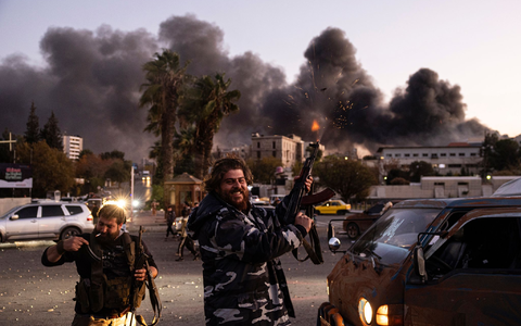 In Syrien mischt sich feierliche Stimmung mit Sorge vor neuer Gewalt im Land. - Foto: Ugur Yildirim/DIA Photo/AP/dpa In Syrien mischt sich feierliche Stimmung mit Sorge vor neuer Gewalt im Land. - Foto: Ugur Yildirim/DIA Photo/AP/dpa
