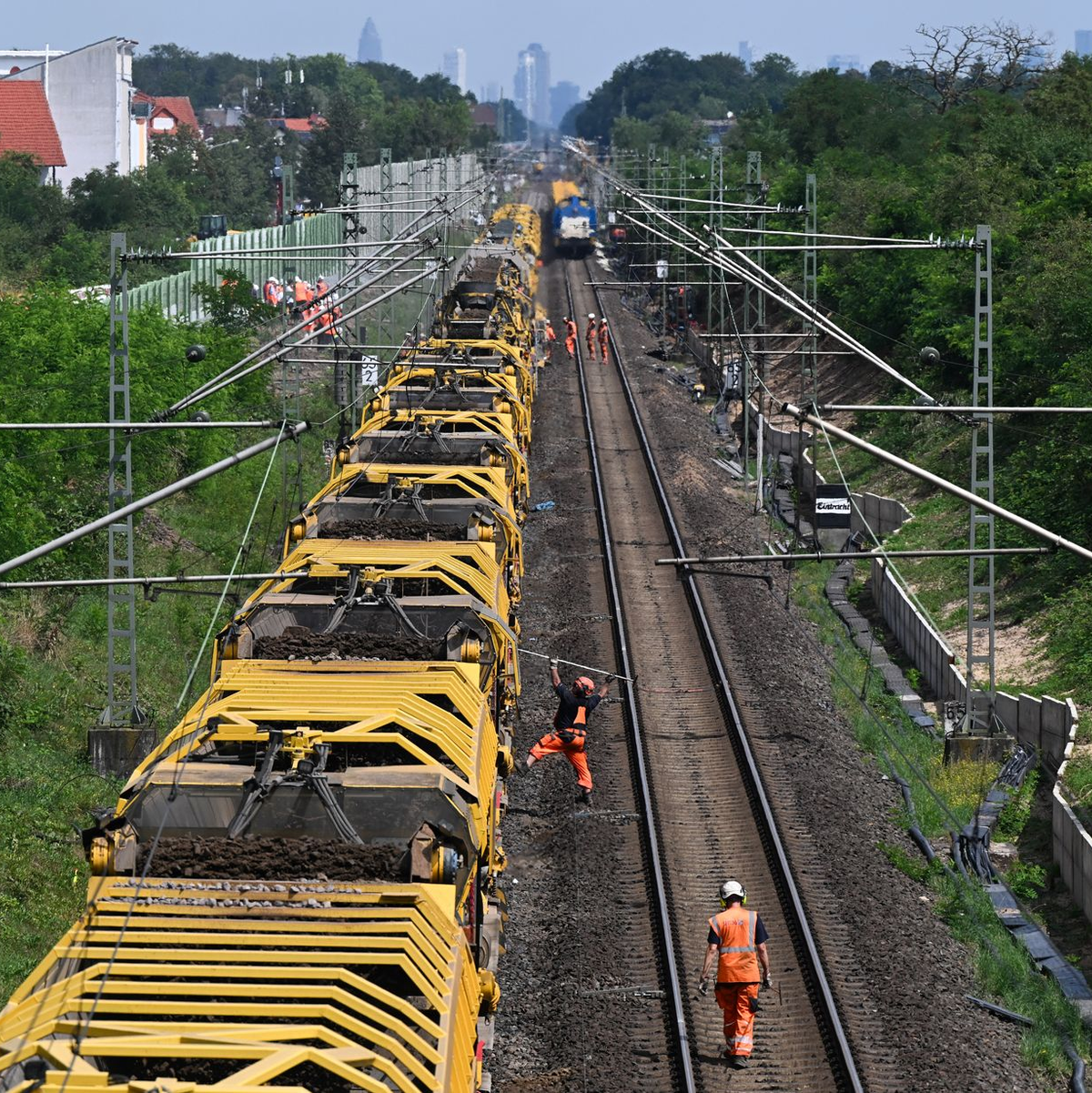 Die Generalsaneriung wichtiger Korridore startete im vergangenen Jahr auf der Riedbahn zwischen Frankfurt und Mannheim. (Archivbild) - Foto: Arne Dedert/dpa