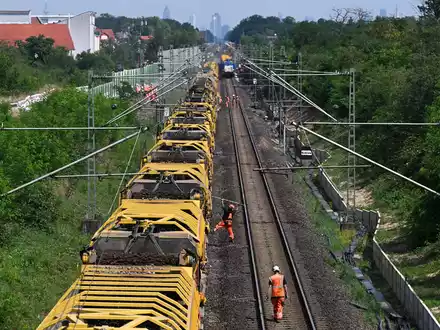 Für die Sanierung der Riedbahn war die Strecke für fünf Monate voll gesperrt. (Archivbild) - Foto: Arne Dedert/dpa