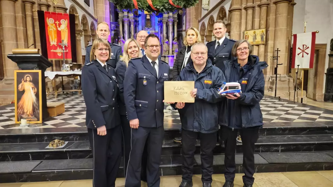 POL-OF: Ökumenischer Gottesdienst des Polizeipräsidiums Südosthessen in der Einhardbasilika: Über 1.500 Euro an Wünschewagen gespendet - Bild: presseportal.de