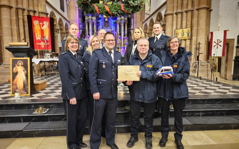POL-OF: Ökumenischer Gottesdienst des Polizeipräsidiums Südosthessen in der Einhardbasilika: Über 1.500 Euro an Wünschewagen gespendet - Foto: presseportal.de POL-OF: Ökumenischer Gottesdienst des Polizeipräsidiums Südosthessen in der Einhardbasilika: Über 1.500 Euro an Wünschewagen gespendet - Foto: presseportal.de