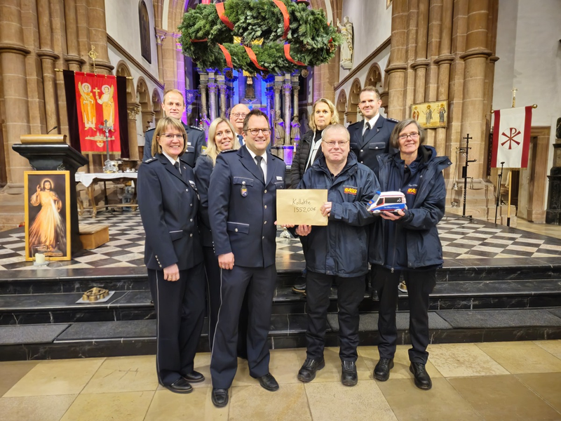 POL-OF: Ökumenischer Gottesdienst des Polizeipräsidiums Südosthessen in der Einhardbasilika: Über 1.500 Euro an Wünschewagen gespendet - Foto: presseportal.de