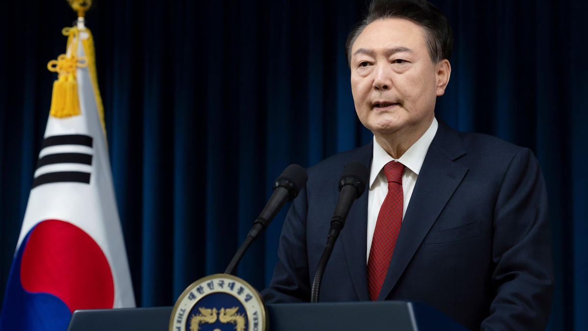 Der südkoreanische Präsident Yoon Suk Yeol spricht im Präsidialamt in Seoul, Südkorea. Am Montag hat das Justizministerium eine Ausreisesperre gegen Yoon verhängt. (Archivbild) - Foto: South Korean President Office/Yonhap via AP/dpa