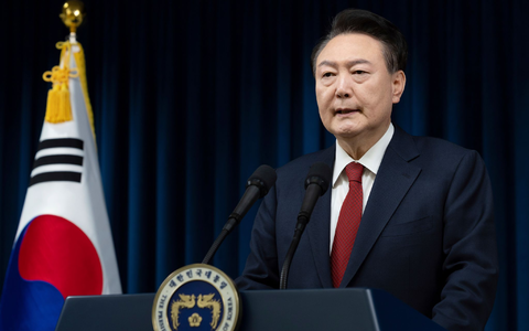 Der südkoreanische Präsident Yoon Suk Yeol spricht im Präsidialamt in Seoul, Südkorea. Am Montag hat das Justizministerium eine Ausreisesperre gegen Yoon verhängt. (Archivbild) - Foto: South Korean President Office/Yonhap via AP/dpa