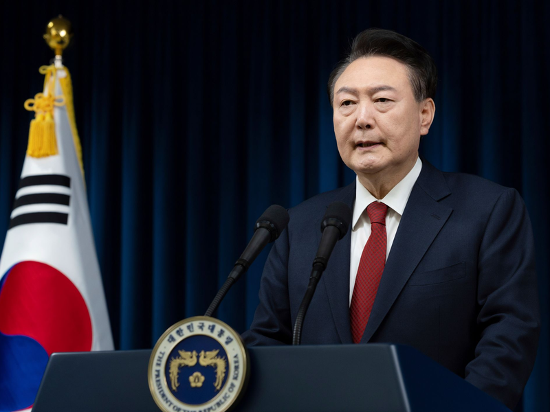 Der südkoreanische Präsident Yoon Suk Yeol spricht im Präsidialamt in Seoul, Südkorea. Am Montag hat das Justizministerium eine Ausreisesperre gegen Yoon verhängt. (Archivbild) - Foto: South Korean President Office/Yonhap via AP/dpa
