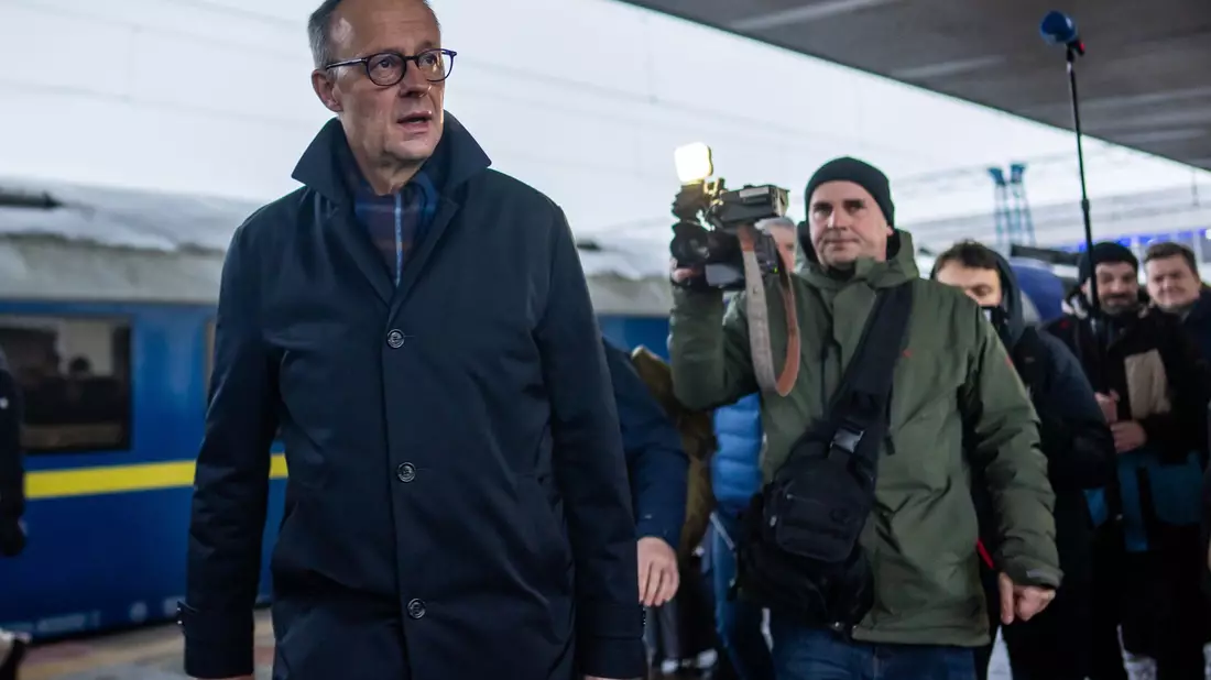 Friedrich Merz, Unions Kanzlerkandidat und CDU Bundesvorsitzender geht über den Bahnhof von Przemy?l in Ostpolen, um in die Ukraine zu reisen.  - Bild: Michael Kappeler/dpa