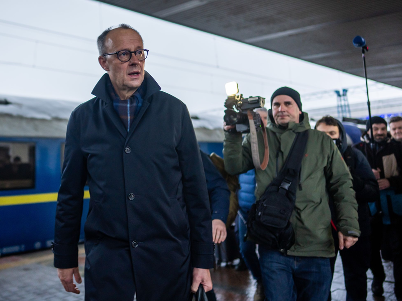 Friedrich Merz (l), Unions Kanzlerkandidat und CDU Bundesvorsitzender, kommt am Bahnhof in Kiew in der Ukraine an.  - Foto: Michael Kappeler/dpa