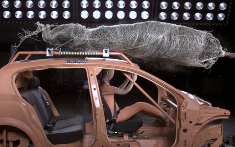 Beim Weihnachtsbaum-Transport drohen Gefahren / ADAC gibt Tipps für sicheren Transport / 60 Euro Bußgeld drohen - Foto: presseportal.de