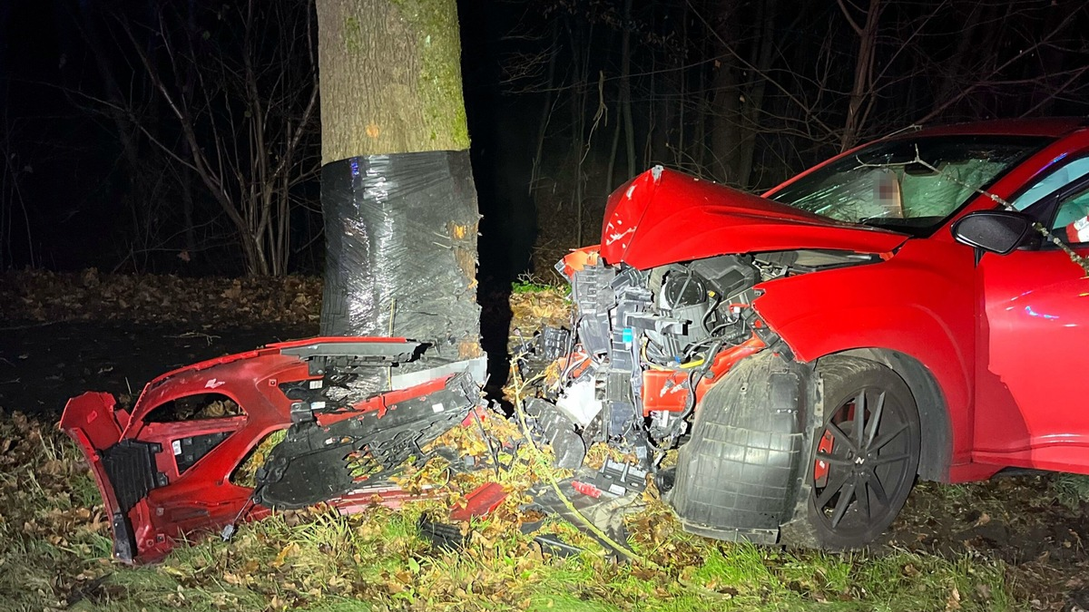 POL-RBK: Rösrath - Pkw prallt frontal gegen Baum - Fahrer schwer verletzt - Foto: presseportal.de