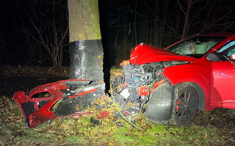POL-RBK: Rösrath - Pkw prallt frontal gegen Baum - Fahrer schwer verletzt - Foto: presseportal.de