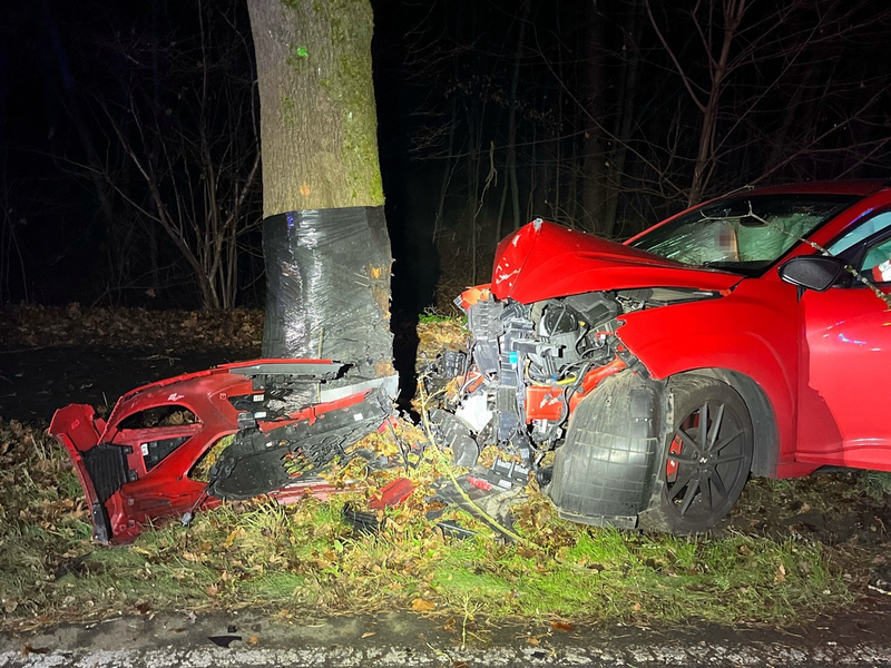 POL-RBK: Rösrath - Pkw prallt frontal gegen Baum - Fahrer schwer verletzt - Foto: presseportal.de
