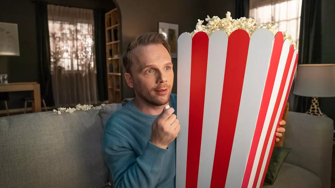 So geht Fernsehen.: Comedian Ralf Schmitz entdeckt in der neuen HD+ Kampagne, wie einfach HD+ modernen Fernsehgenuss macht - Bild: presseportal.de