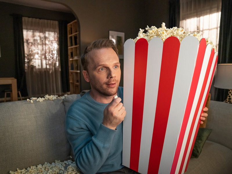 So geht Fernsehen.: Comedian Ralf Schmitz entdeckt in der neuen HD+ Kampagne, wie einfach HD+ modernen Fernsehgenuss macht - Foto: presseportal.de