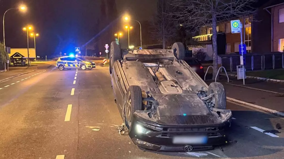 POL-REK: 241209-2: Auto landete auf dem Dach - Bild: presseportal.de