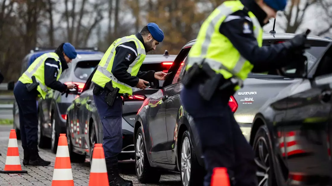 Kritischer Blick in die Autos: Kontrollen an der niederländischen Grenze. - Bild: Remko De Waal/ANP/dpa