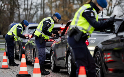 Kritischer Blick in die Autos: Kontrollen an der niederländischen Grenze. - Foto: Remko De Waal/ANP/dpa