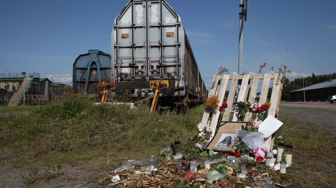Nach dem Mord an einem 14-jährigen Mädchen im südschwedischen Landskrona ist am Tatort in einem Industriegebiet ein Gedenkort voller Kerzen, Blumen und Briefe entstanden. (Archivbild) - Bild: Steffen Trumpf/dpa