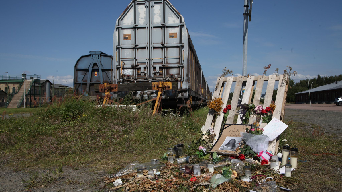 Nach dem Mord an einem 14-jährigen Mädchen im südschwedischen Landskrona ist am Tatort in einem Industriegebiet ein Gedenkort voller Kerzen, Blumen und Briefe entstanden. (Archivbild) - Foto: Steffen Trumpf/dpa