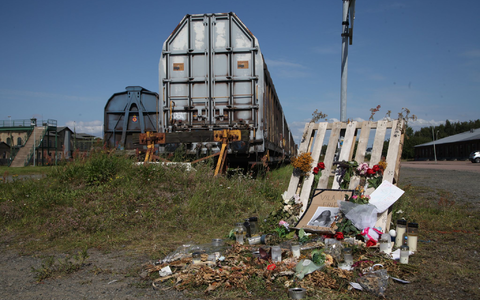 Nach dem Mord an einem 14-jährigen Mädchen im südschwedischen Landskrona ist am Tatort in einem Industriegebiet ein Gedenkort voller Kerzen, Blumen und Briefe entstanden. (Archivbild) - Foto: Steffen Trumpf/dpa