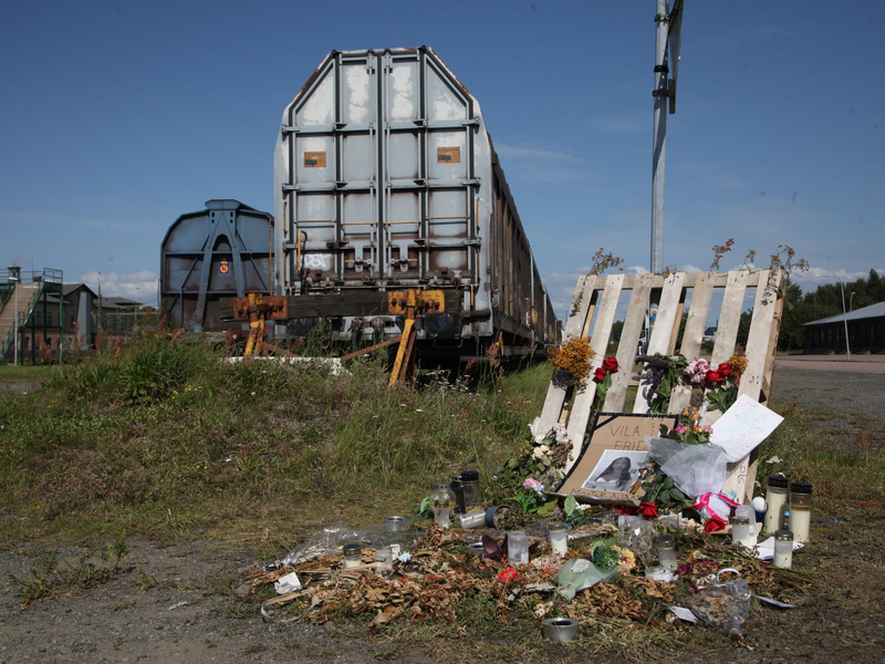 Nach dem Mord an einem 14-jährigen Mädchen im südschwedischen Landskrona ist am Tatort in einem Industriegebiet ein Gedenkort voller Kerzen, Blumen und Briefe entstanden. (Archivbild) - Foto: Steffen Trumpf/dpa
