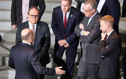 Olaf Scholz mit Vertretern der Stahlindustrie am 09.12.2024 - Foto: über dts Nachrichtenagentur