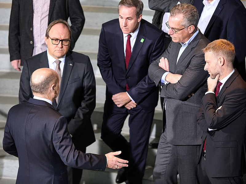 Olaf Scholz mit Vertretern der Stahlindustrie am 09.12.2024 - Foto: über dts Nachrichtenagentur