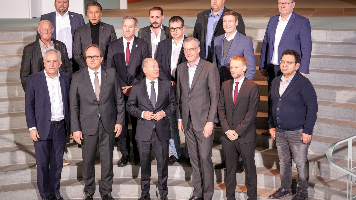 Kanzler Scholz (1. Reihe M) empfängt Vertreter der Stahlbranche im Bundeskanzleramt.  - Foto: Kay Nietfeld/dpa