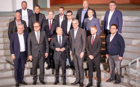 Kanzler Scholz (1. Reihe M) empfängt Vertreter der Stahlbranche im Bundeskanzleramt. - Foto: Kay Nietfeld/dpa Kanzler Scholz (1. Reihe M) empfängt Vertreter der Stahlbranche im Bundeskanzleramt. - Foto: Kay Nietfeld/dpa