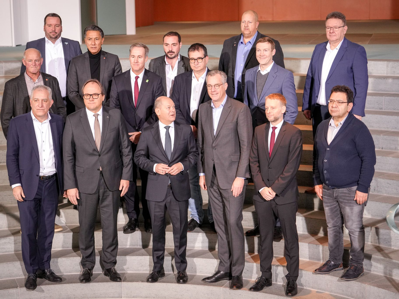 Kanzler Scholz (1. Reihe M) empfängt Vertreter der Stahlbranche im Bundeskanzleramt.  - Foto: Kay Nietfeld/dpa