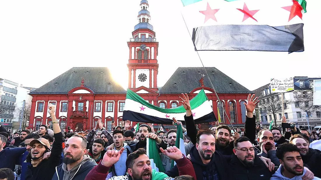 Nach dem Sturz des syrischen Machthabers, Baschar al-Assad, versammelten sich auch in Deutschland, wie hier in Mannheim, Syrerinnen und Syrer zum Feiern auf Straßen und Plätzen. - Bild: Dieter Leder/dpa