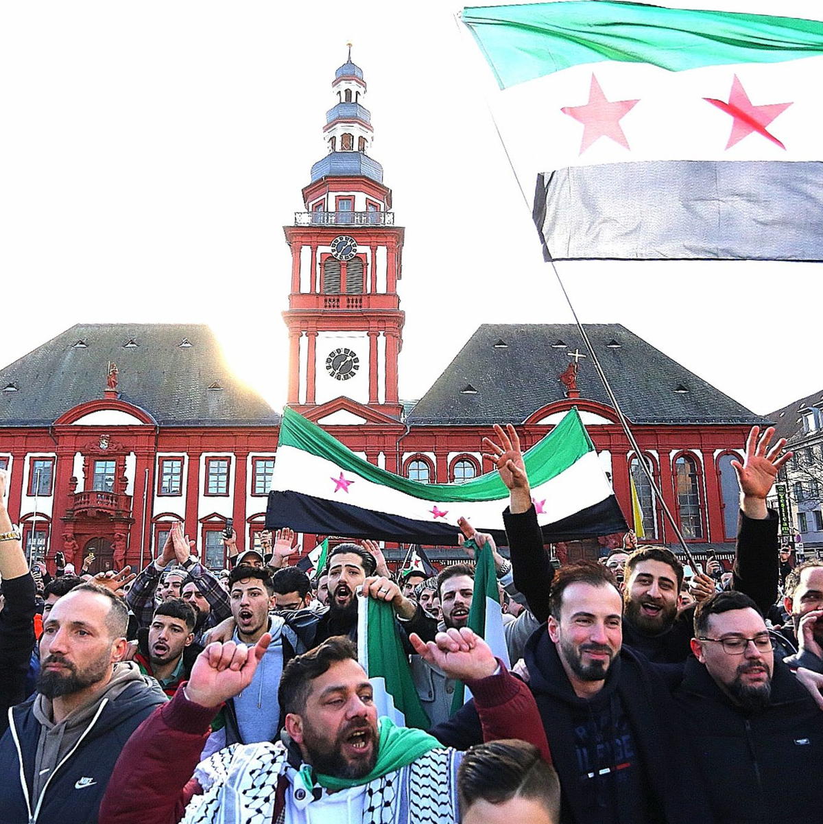 Am Sonntag zog es Tausende Syrerinnen und Syrer in verschiedenen deutschen Städten zu spontanen Kundgebungen und Freudenfeiern auf die Straße. - Foto: Dieter Leder/dpa