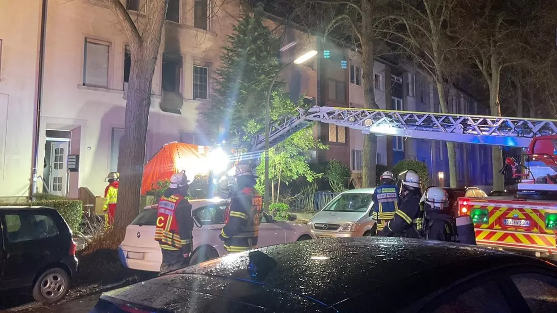 FW-DO: Brand in einem Mehrfamilienhaus fordert drei Verletzte und hohen Sachschaden - Bild: presseportal.de