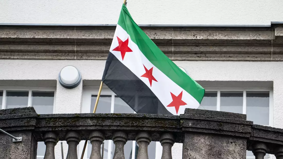 Über der syrischen Botschaft in Berlin weht jetzt die Flagge der Revolutionäre. - Bild: Fabian Sommer/dpa