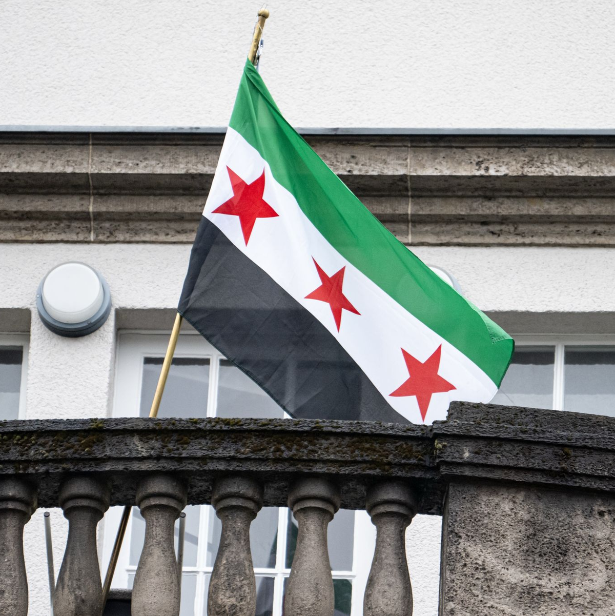 Über der syrischen Botschaft in Berlin weht jetzt die Flagge der Revolutionäre. - Foto: Fabian Sommer/dpa
