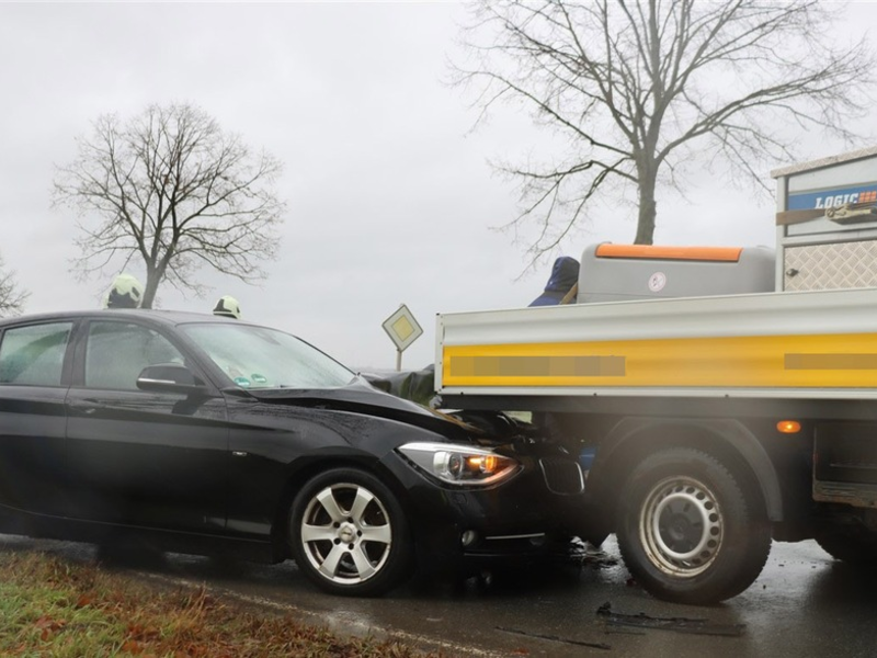 POL-HX: Auffahrunfall verursacht - Fahrer ohne Führerschein - Foto: presseportal.de