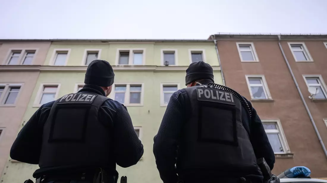 Die Spurensicherung in der Wohnung ist abgeschlossen. - Bild: Robert Michael/dpa