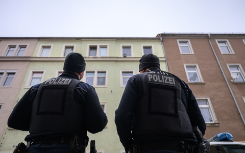 Die Spurensicherung in der Wohnung ist abgeschlossen. - Foto: Robert Michael/dpa