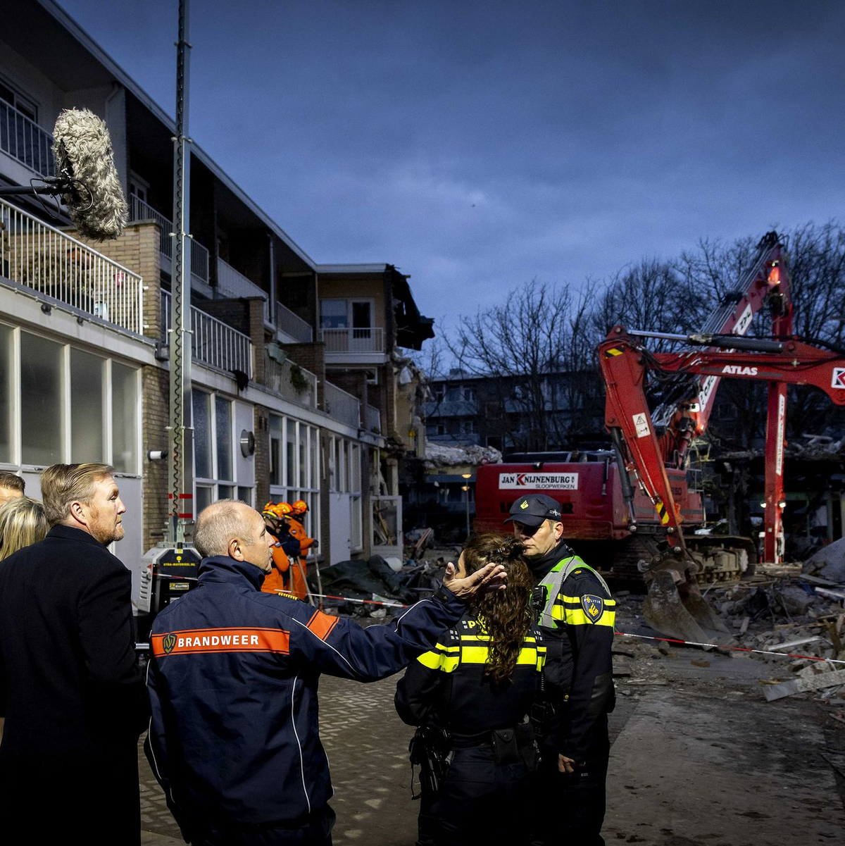 König Willem Alexander und Königin Maxima besuchen den Katastrophenort am Tarwekamp.  - Foto: Koen Van Weel/ANP/dpa