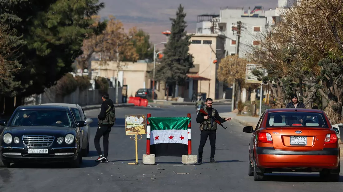 Versuch, die Ordnung wiederherzustellen: Straßenposten  in Damskus. - Bild: Omar Sanadiki/AP