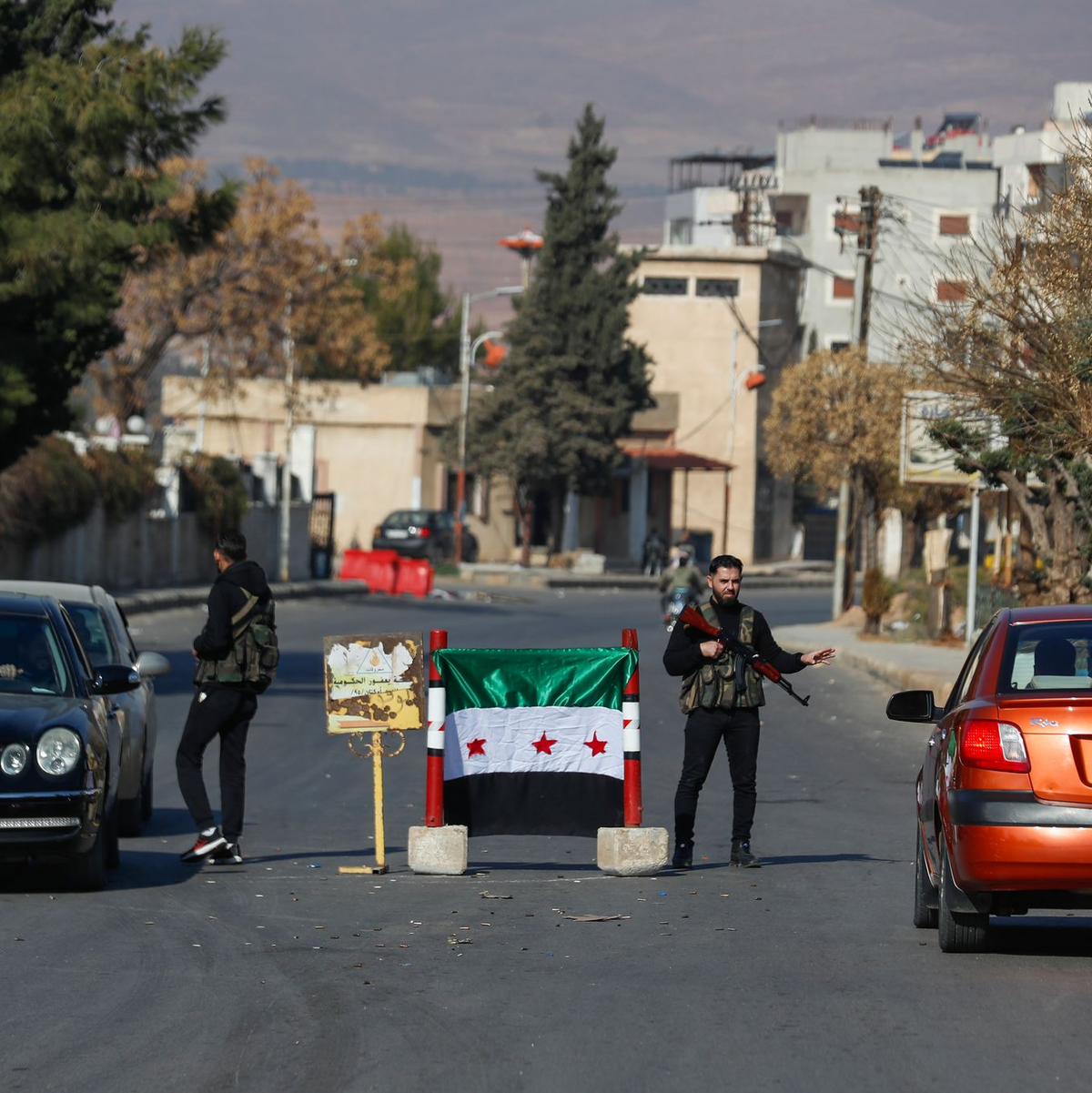 Versuch, die Ordnung wiederherzustellen: Straßenposten  in Damskus. - Foto: Omar Sanadiki/AP