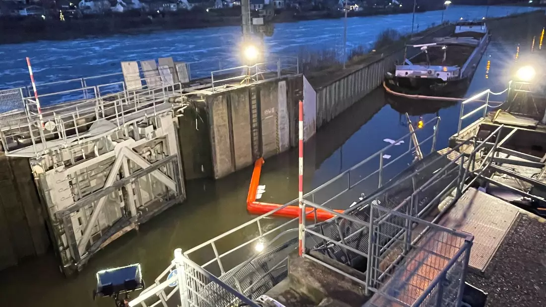 Die Torflügel der Schleuse wurden bei dem Unfall aus der Verankerung gerissen.  - Bild: WSA Mosel-Saar-Lahn/dpa