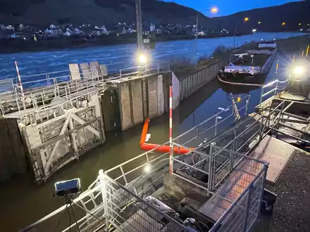Die Torflügel der Schleuse wurden bei dem Unfall aus der Verankerung gerissen.  - Foto: WSA Mosel-Saar-Lahn/dpa